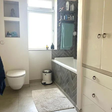 Apartment Lys, Charmerende, Taet Pa