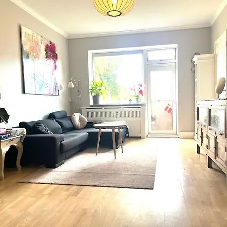 Lys, Charmerende, Taet Pa Hellerup