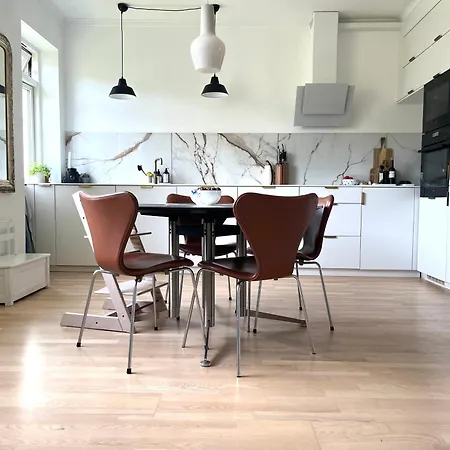 Lys, Charmerende, Taet Pa Apartment *