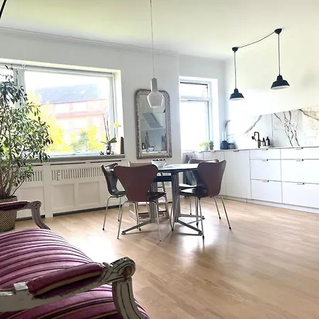 Apartment Lys, Charmerende, Taet Pa *